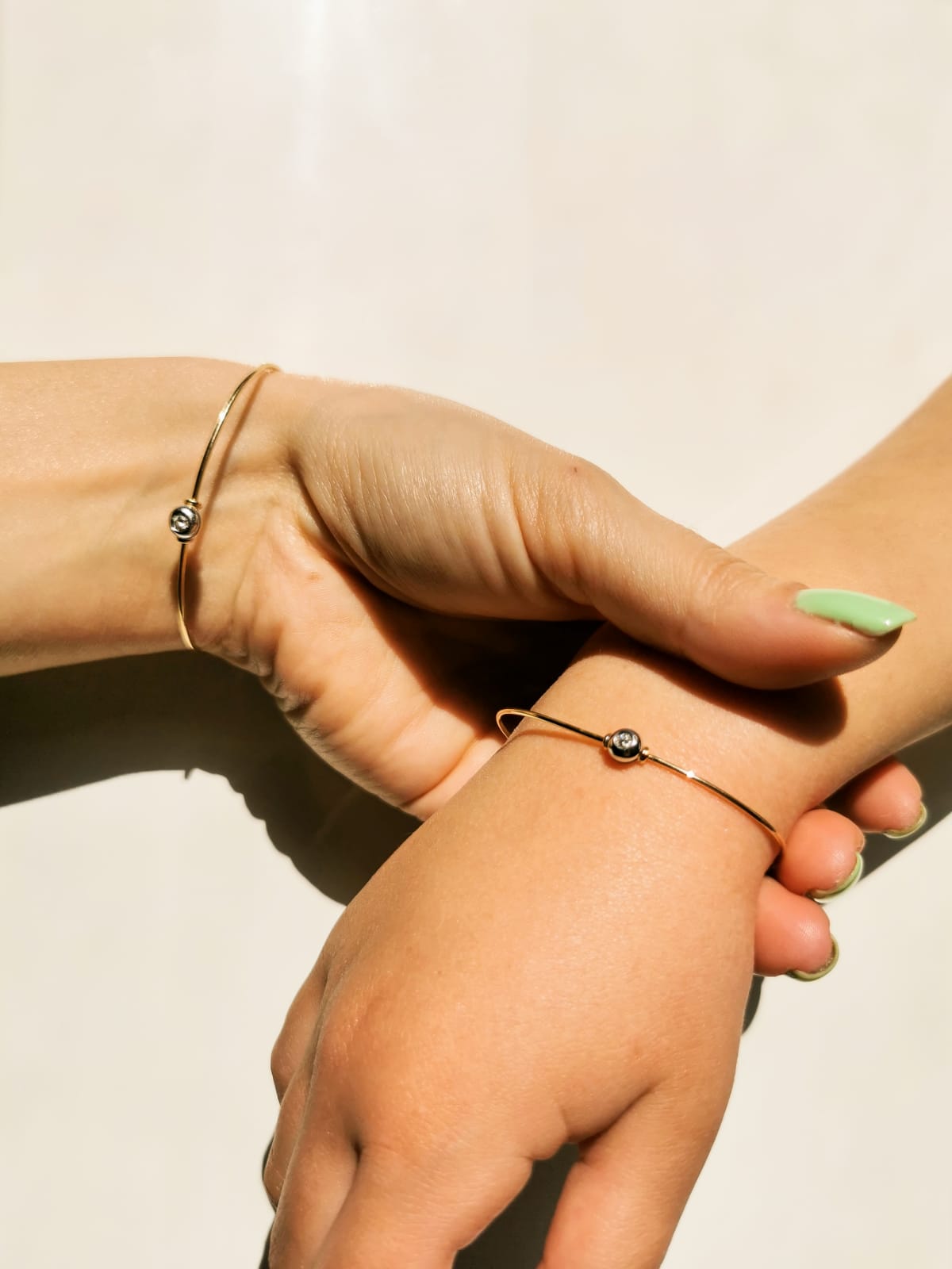 Bracciale rigido in oro con brillante