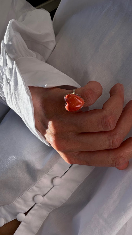 Anello con cuore di corallo