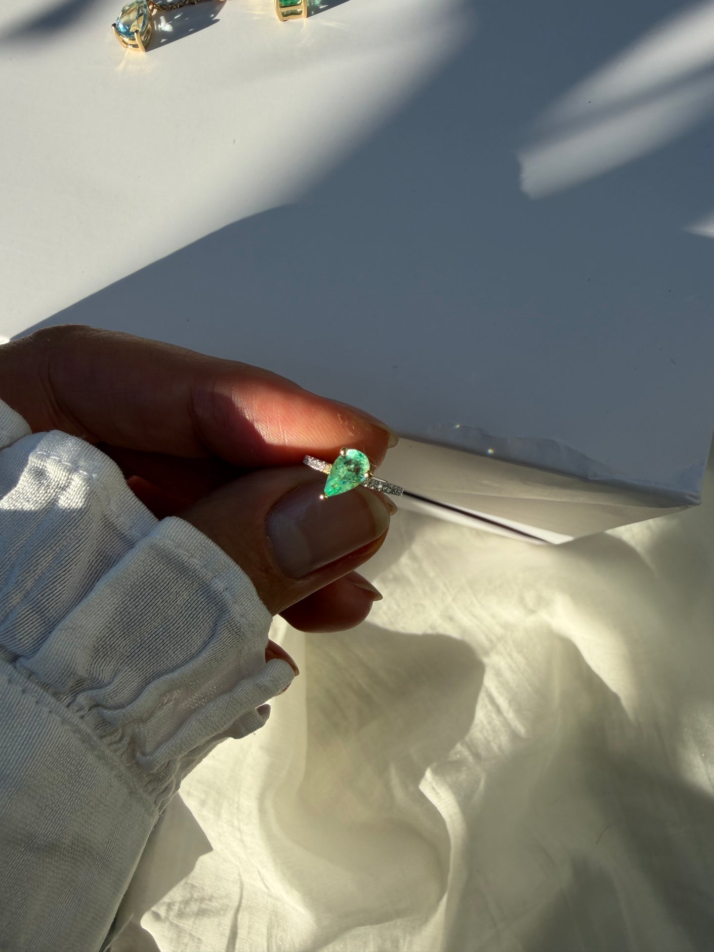 Ear cuff con diamantini e smeraldo