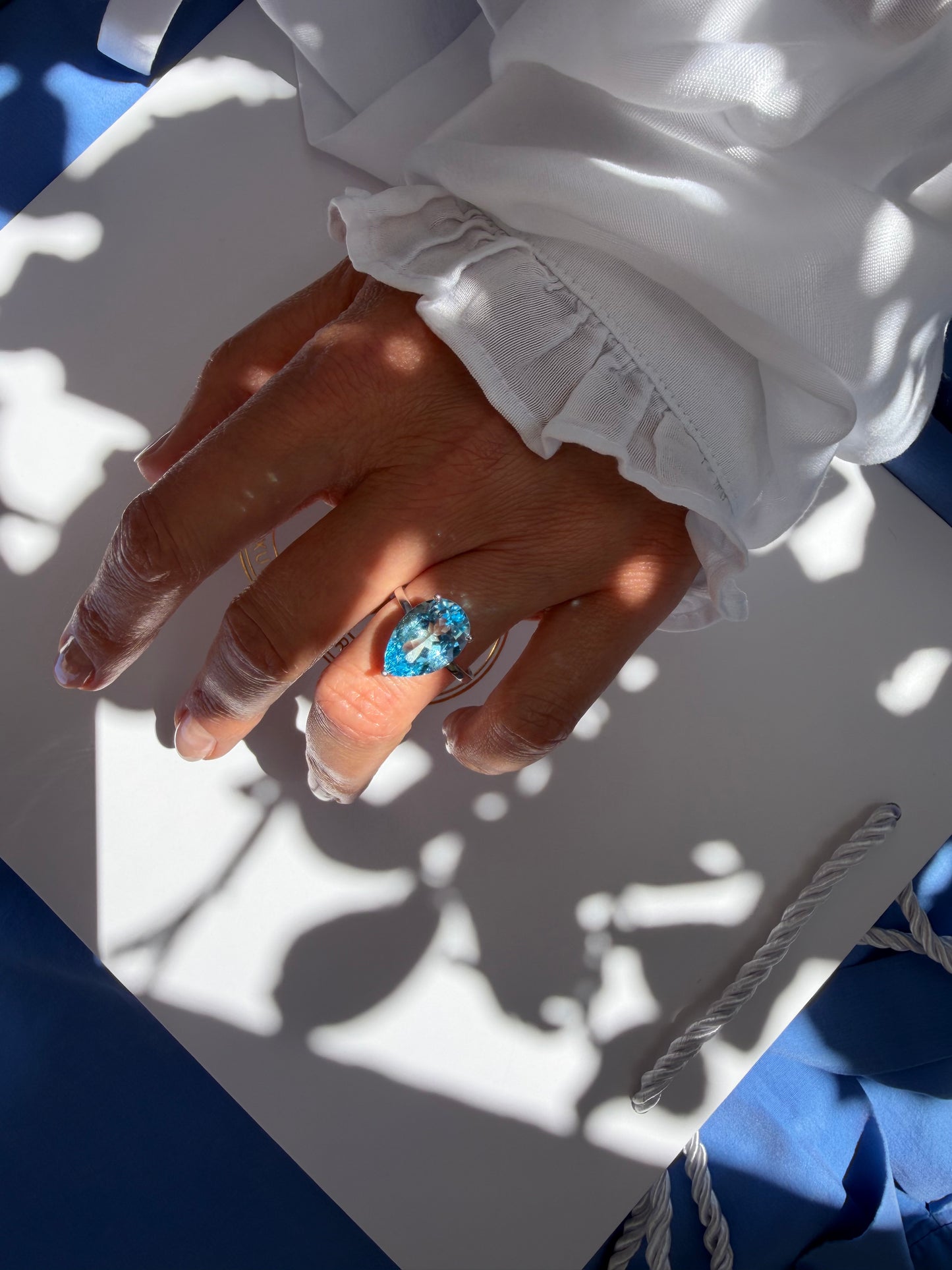 Anello con topazio azzurro a pera