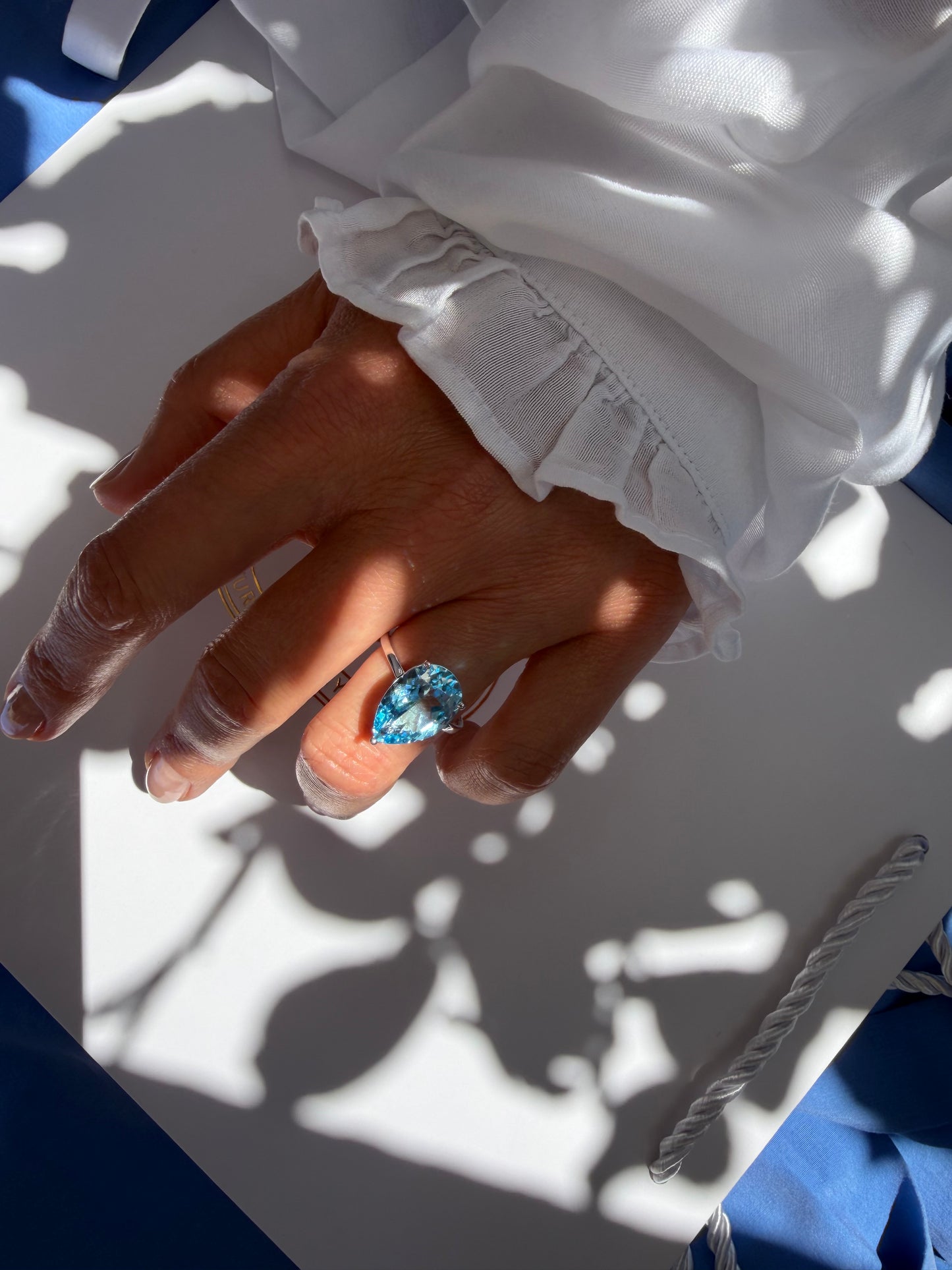 Anello con topazio azzurro a pera