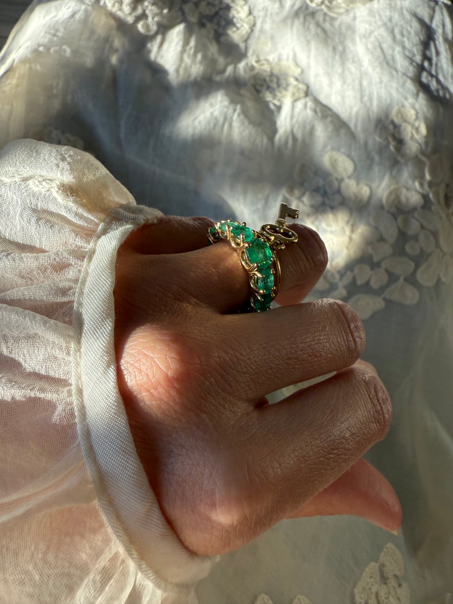 Ривьера из овальных изумрудов