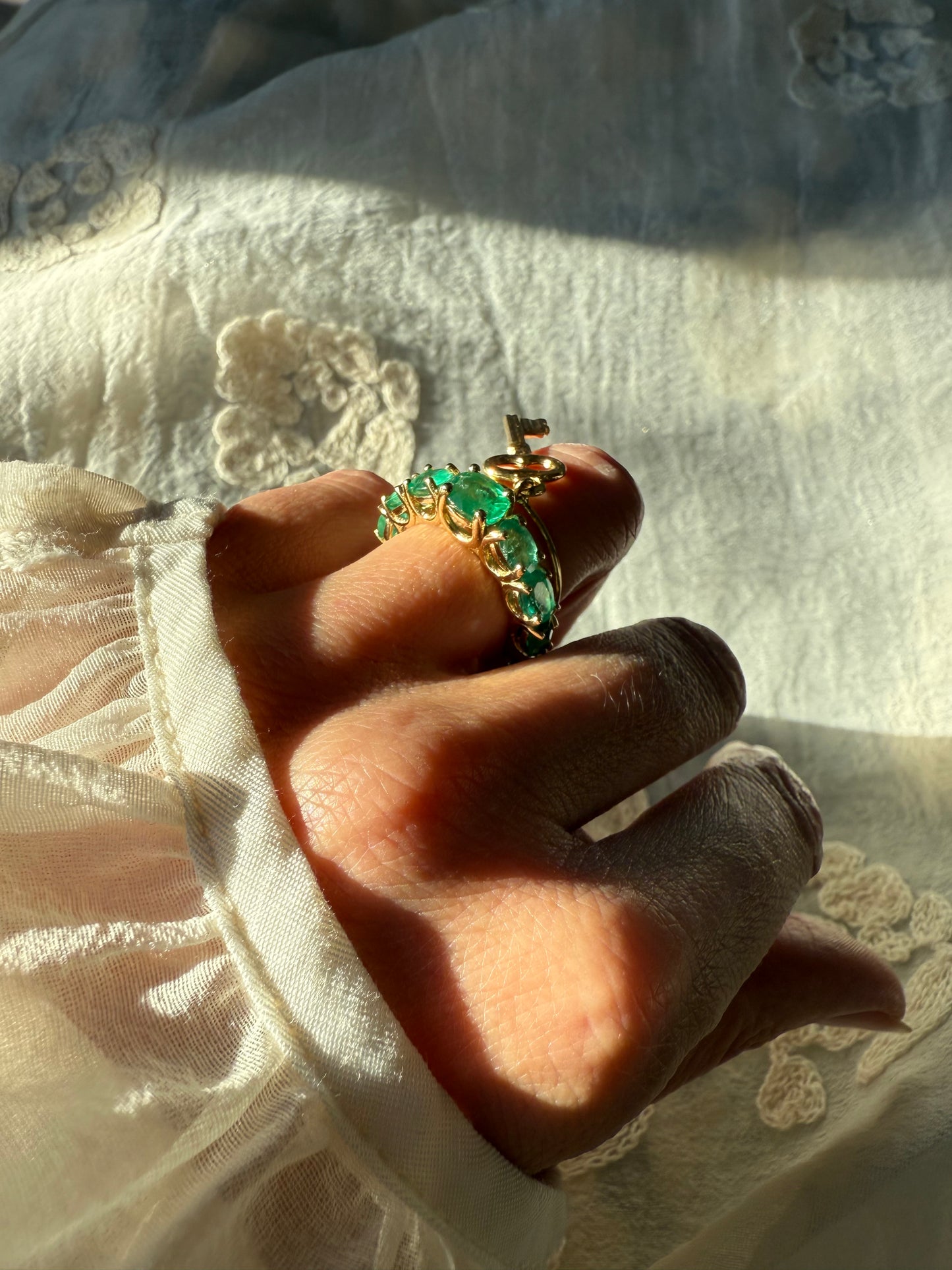 Ривьера из овальных изумрудов