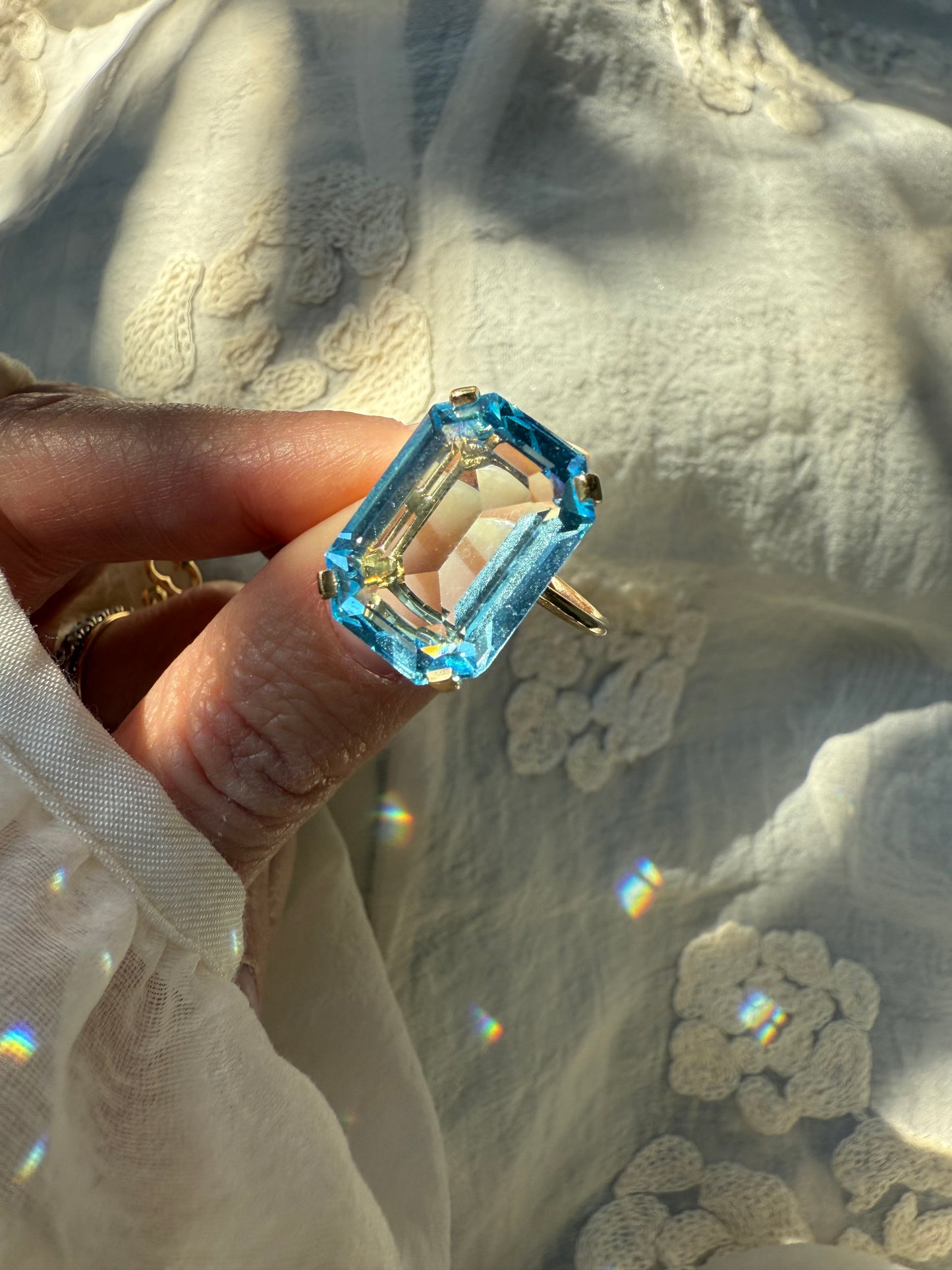 Anello con topazio azzurro taglio smeraldo