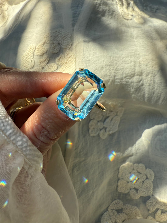 Anello con topazio azzurro taglio smeraldo