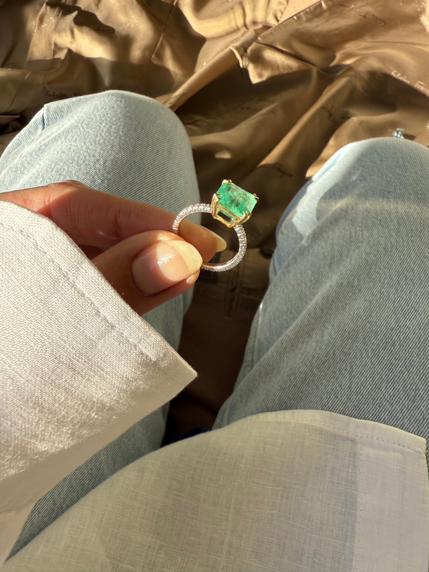 Солитер с изумрудом и бриллиантами