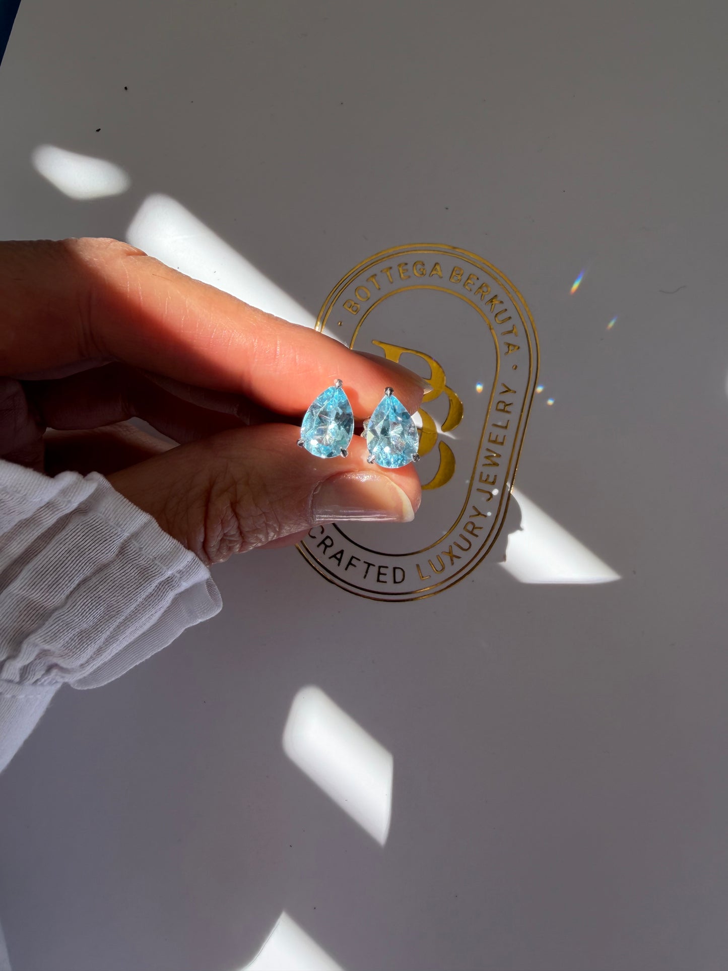 Orecchini in oro con goccine di topazio azzurro