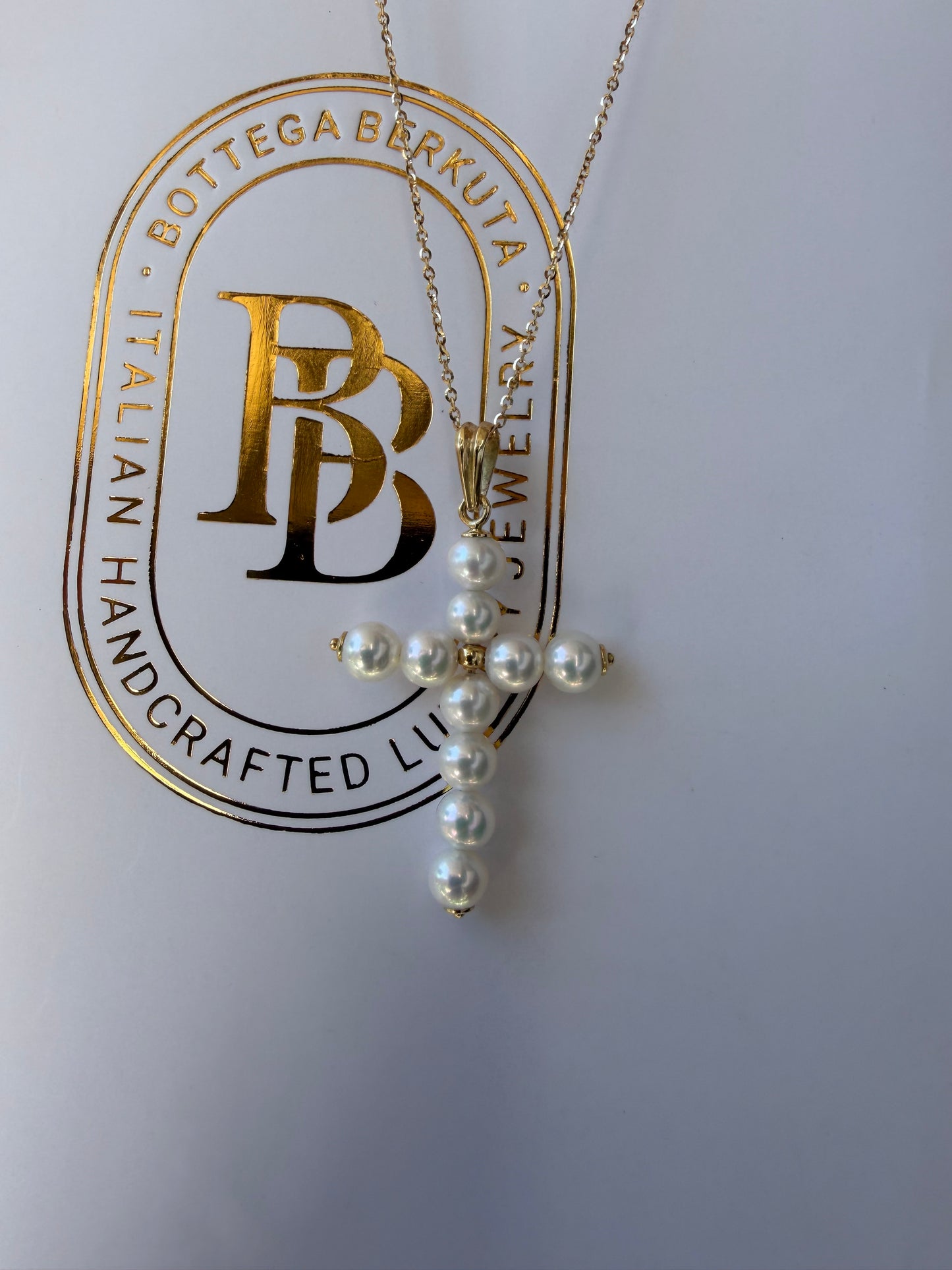 Crocetta di perle bianche in oro