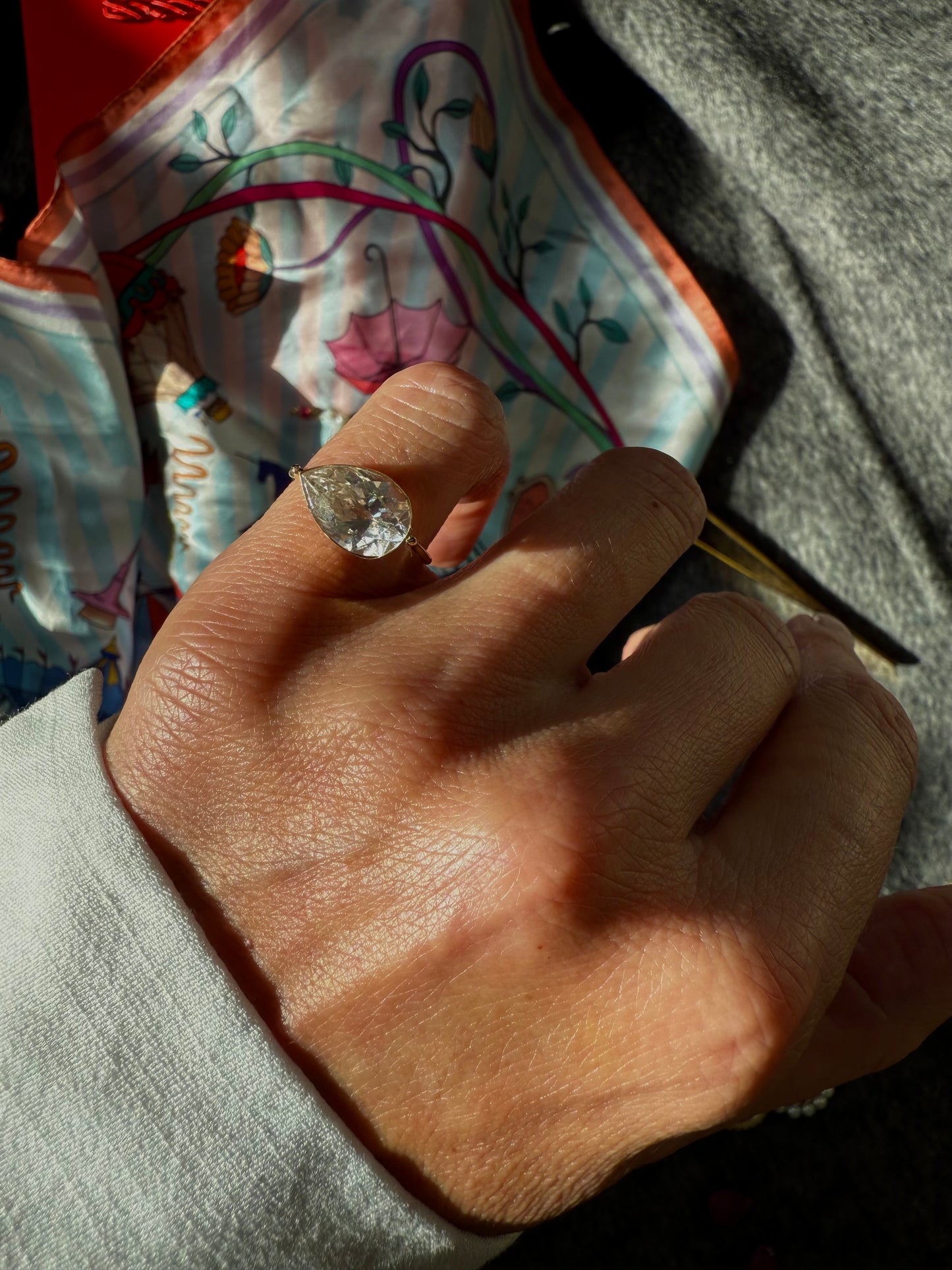 Anello con goccina di cristallo di rocca