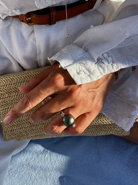 Anello con perla e due brillanti