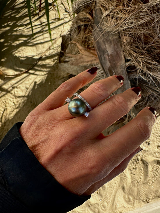 Anello con perla e due brillanti