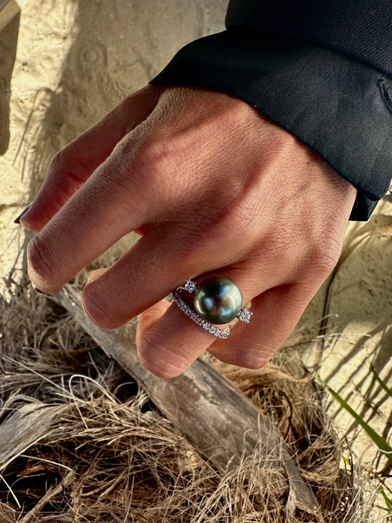 Anello con perla e due brillanti