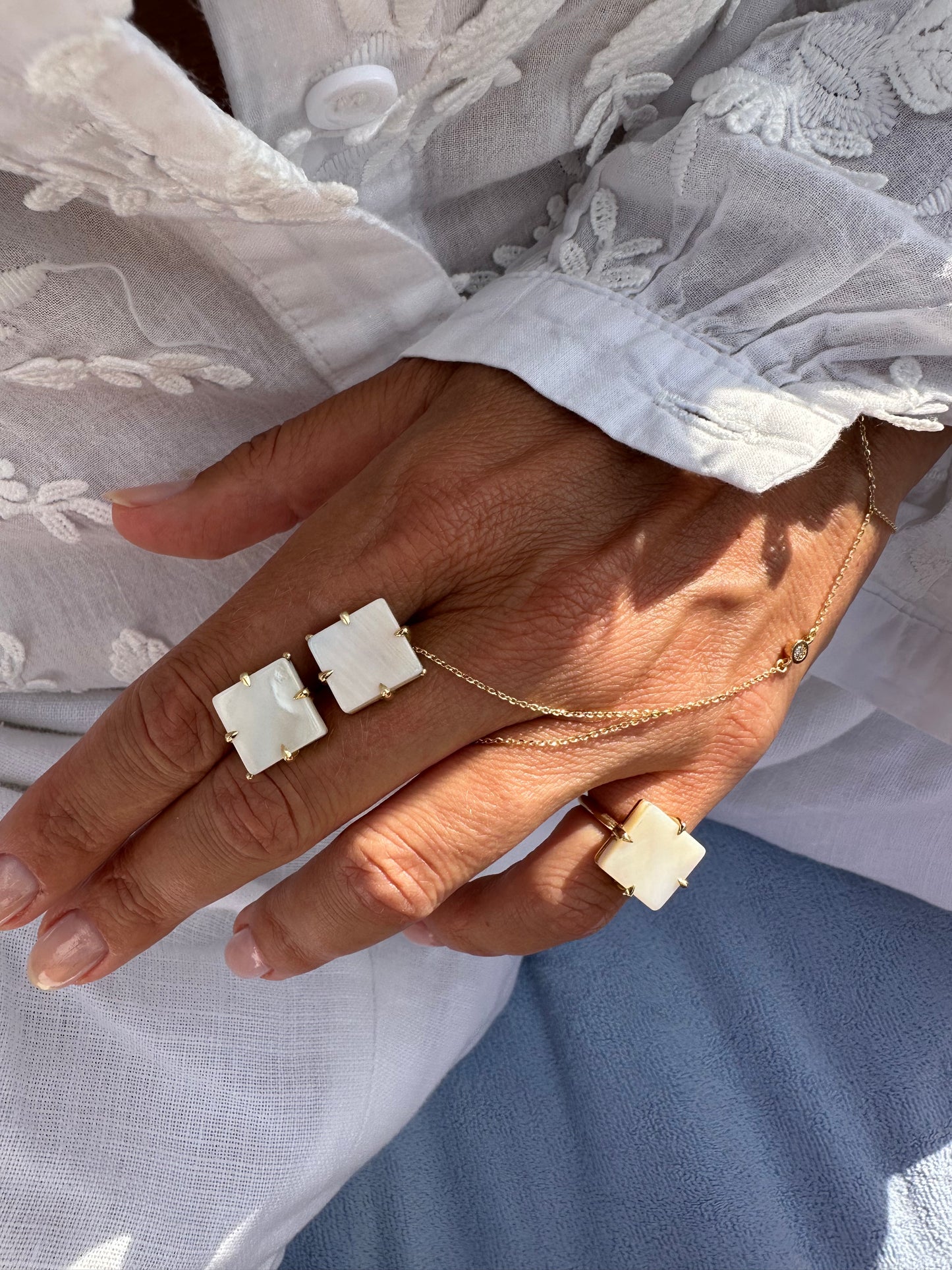 Baciamano in oro con brillantino