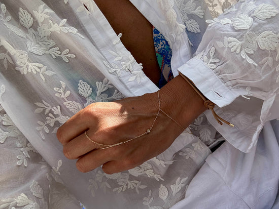 Baciamano in oro con brillantino