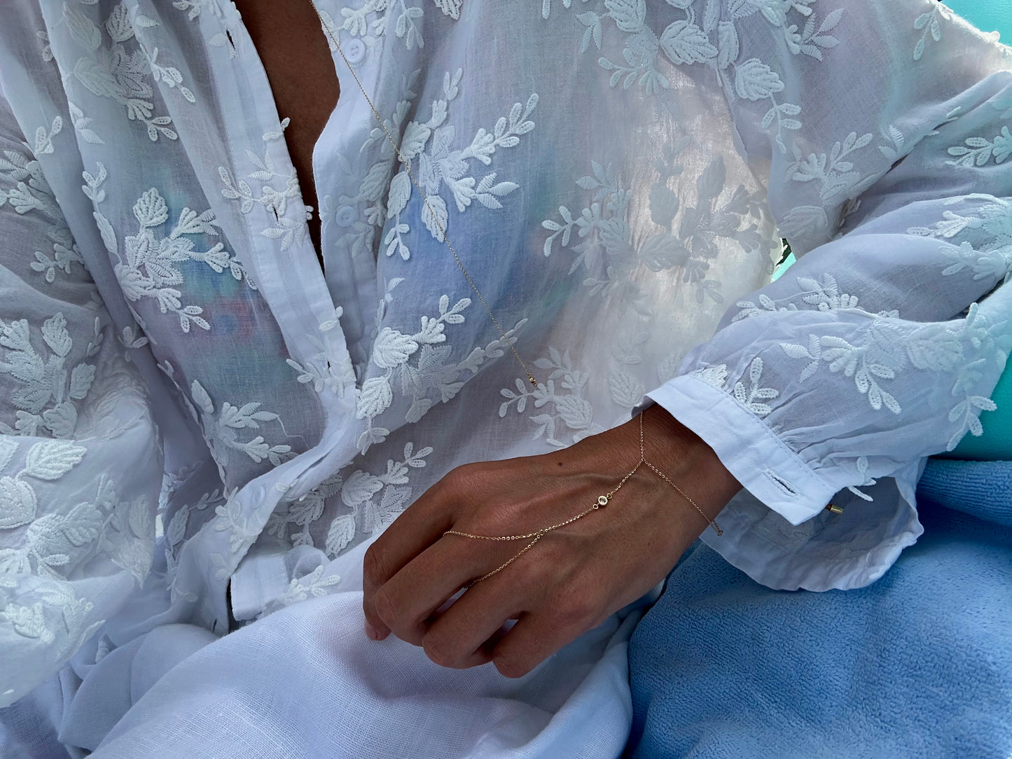 Baciamano in oro con brillantino