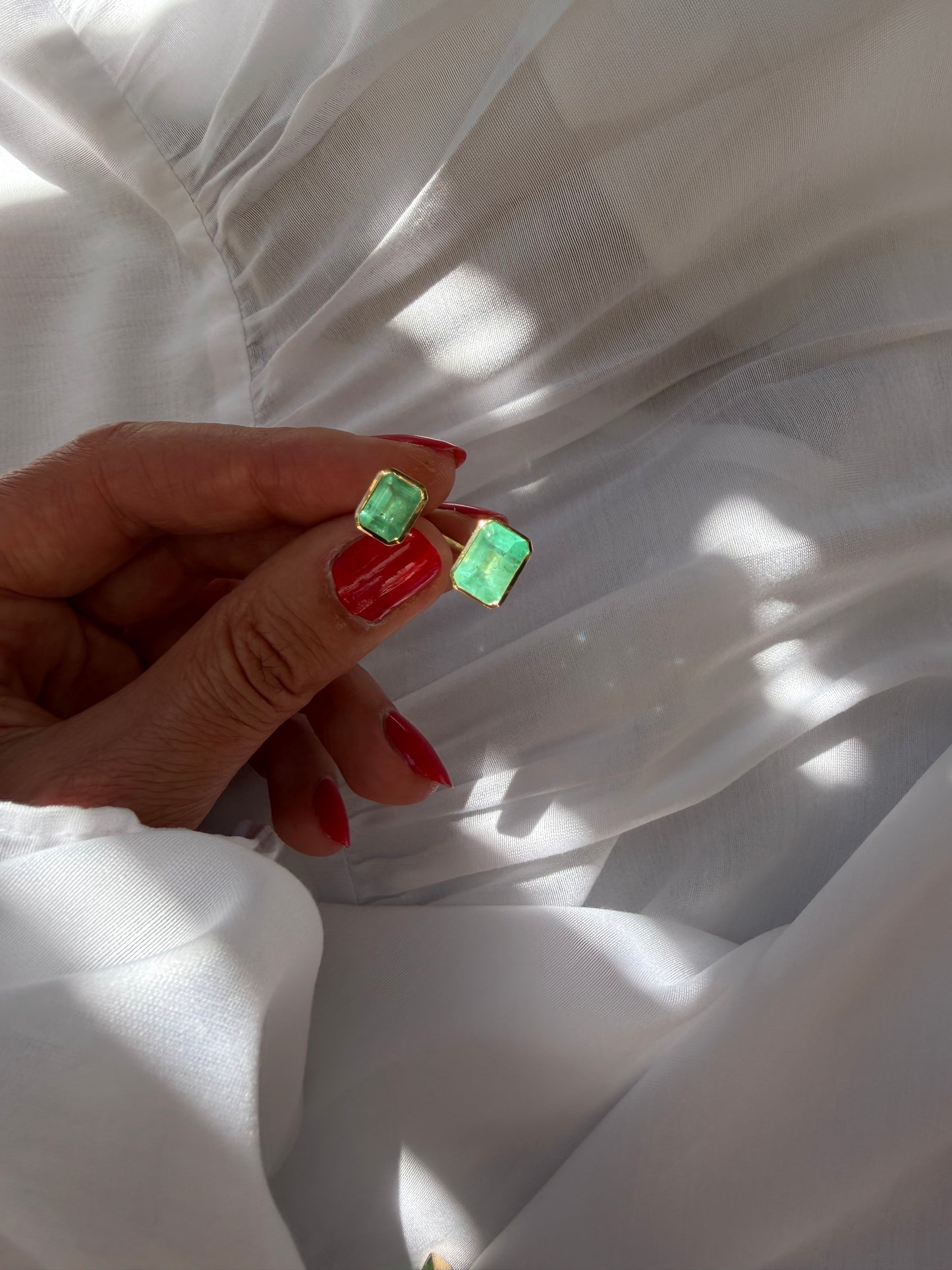 Anello aperto con 2 smeraldi 3.05