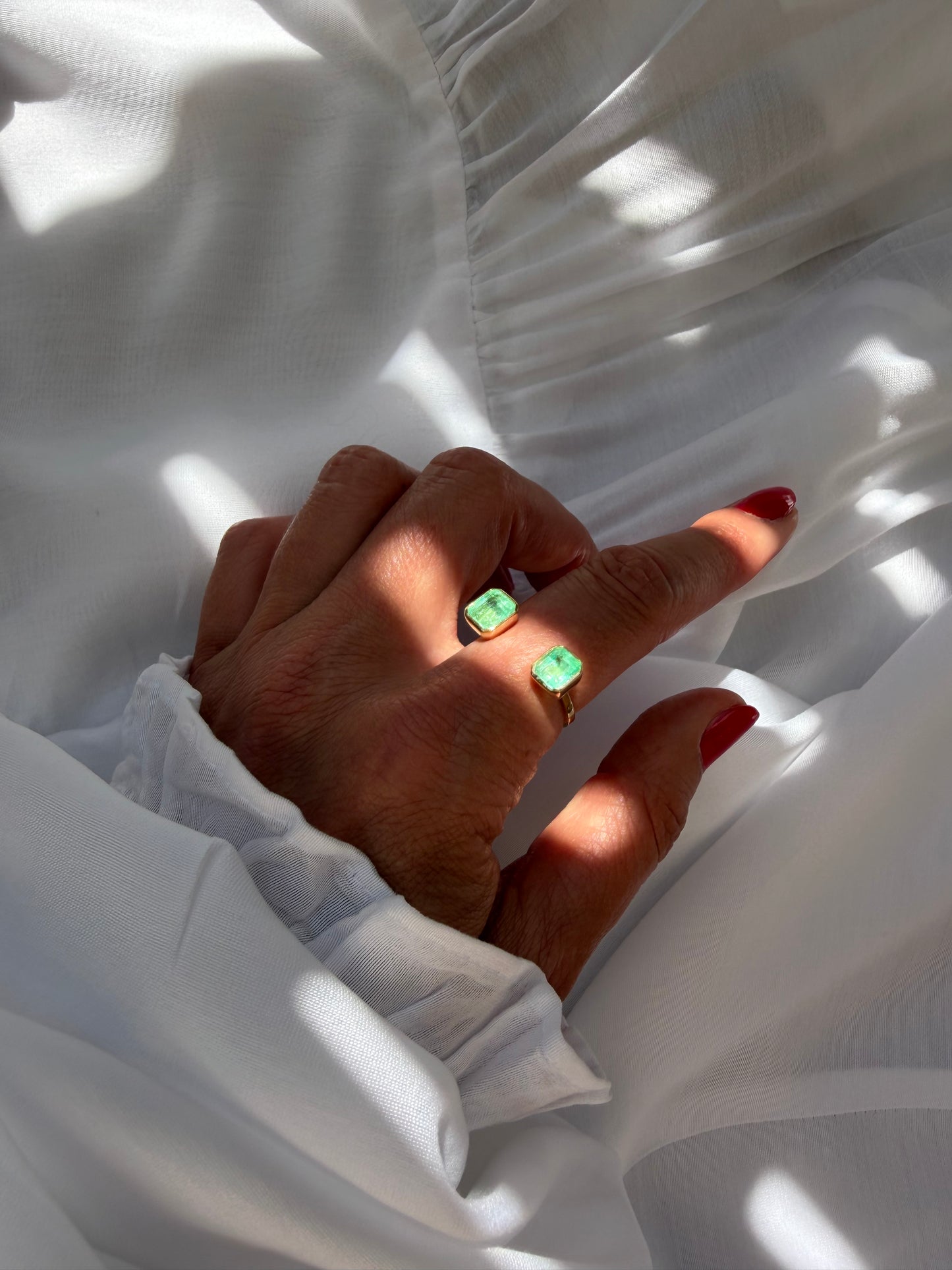 Anello aperto con 2 smeraldi 2.36