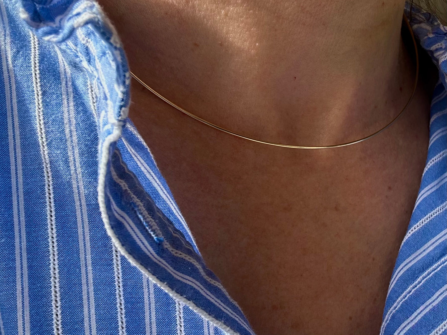 Жесткое золотое ожерелье