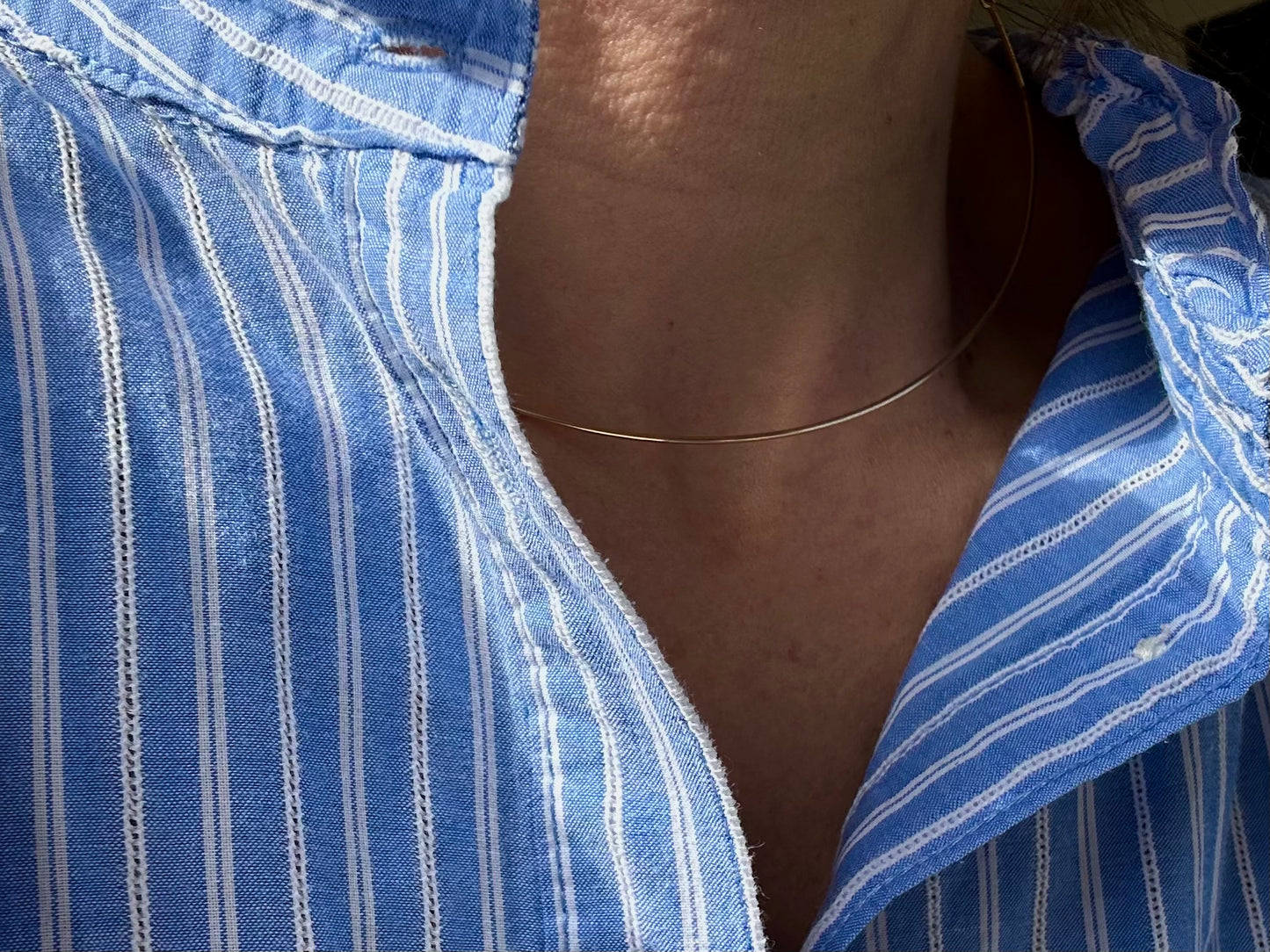 Жесткое золотое ожерелье