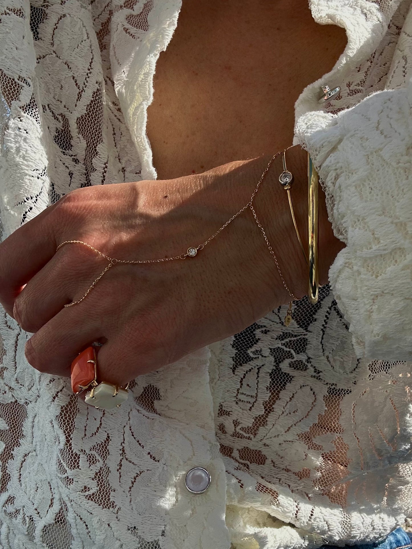 Baciamano in oro con brillantino
