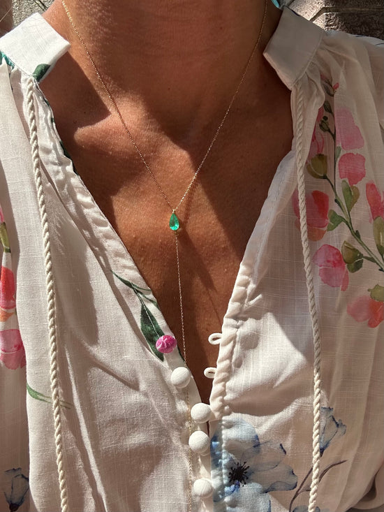 Sautoir in oro con goccia di smeraldo 0.50