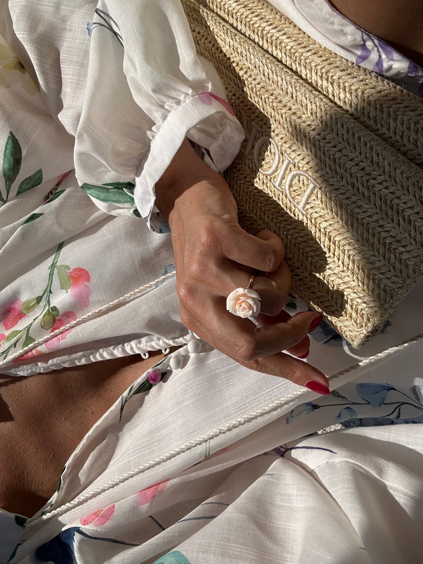 Anello con fiore di corallo