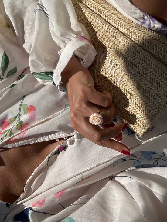 Anello con fiore di corallo