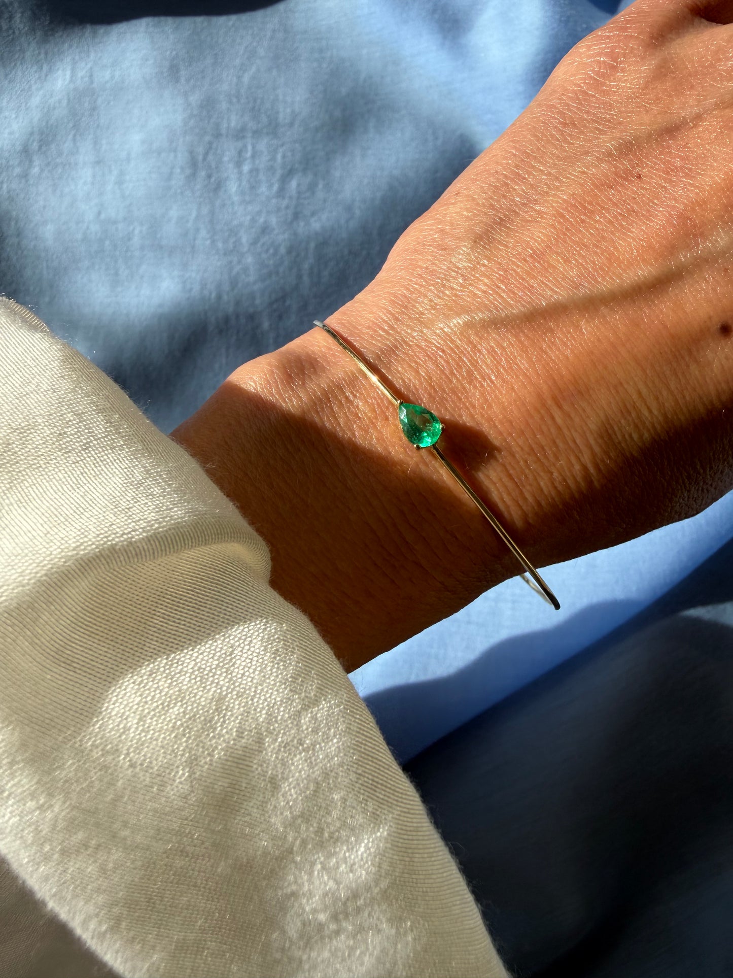 Bracciale rigido con goccina di smeraldo