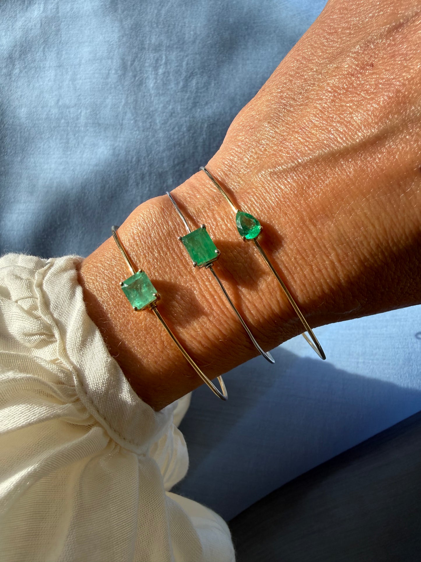 Bracciale rigido con goccina di smeraldo