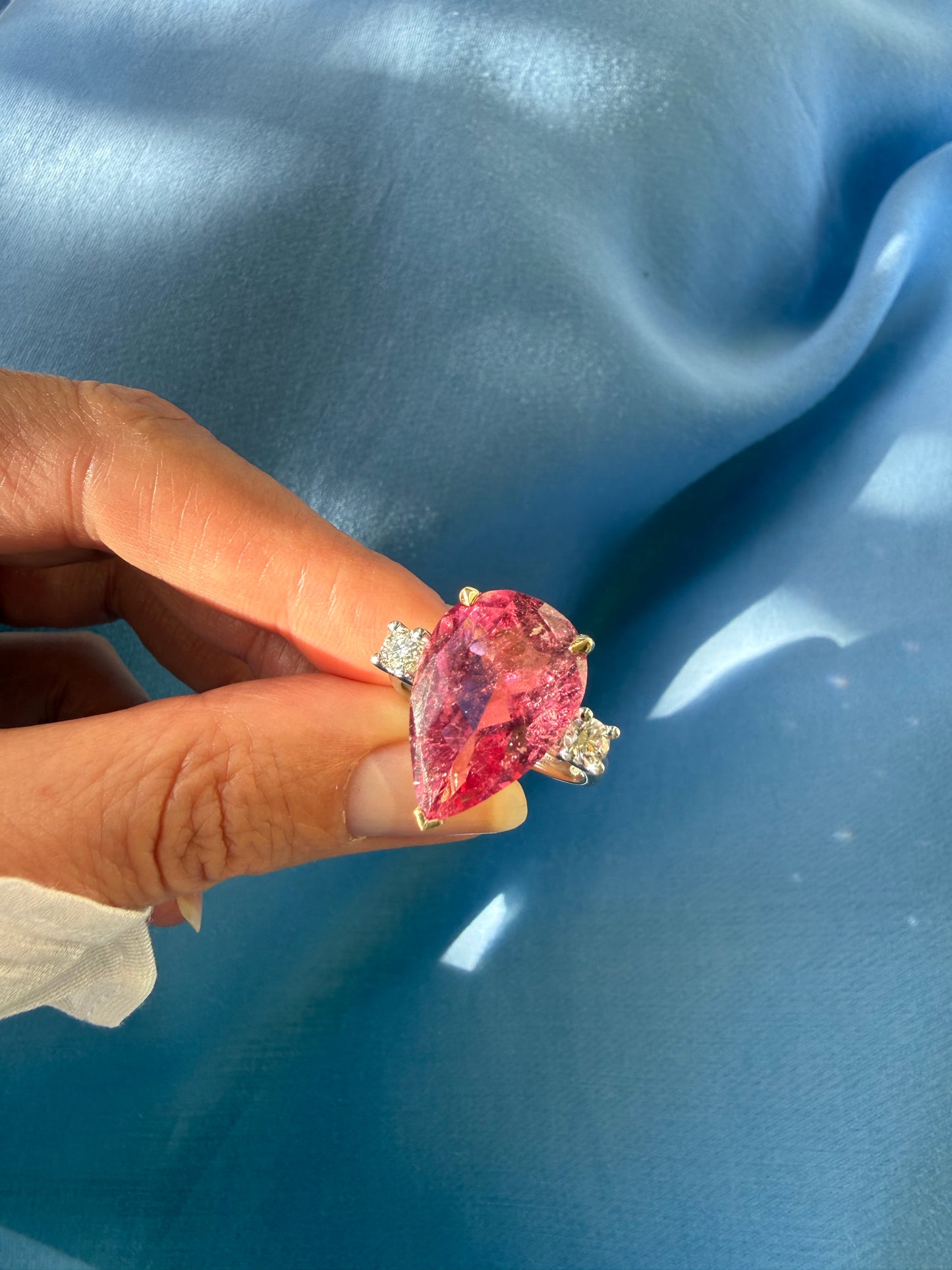 Кольцо с турмалином и двумя бриллиантами