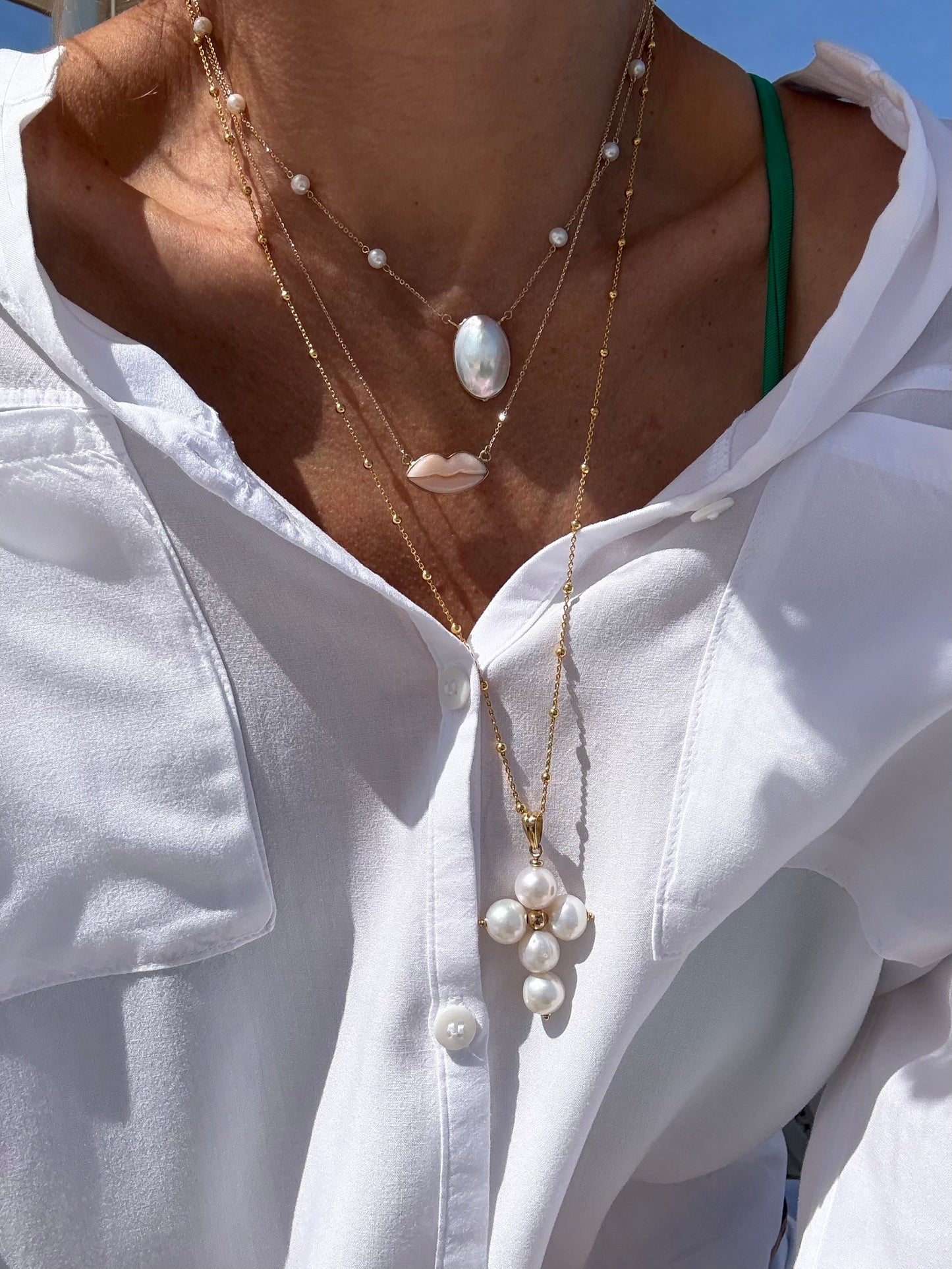 Croce di perle bianche in oro