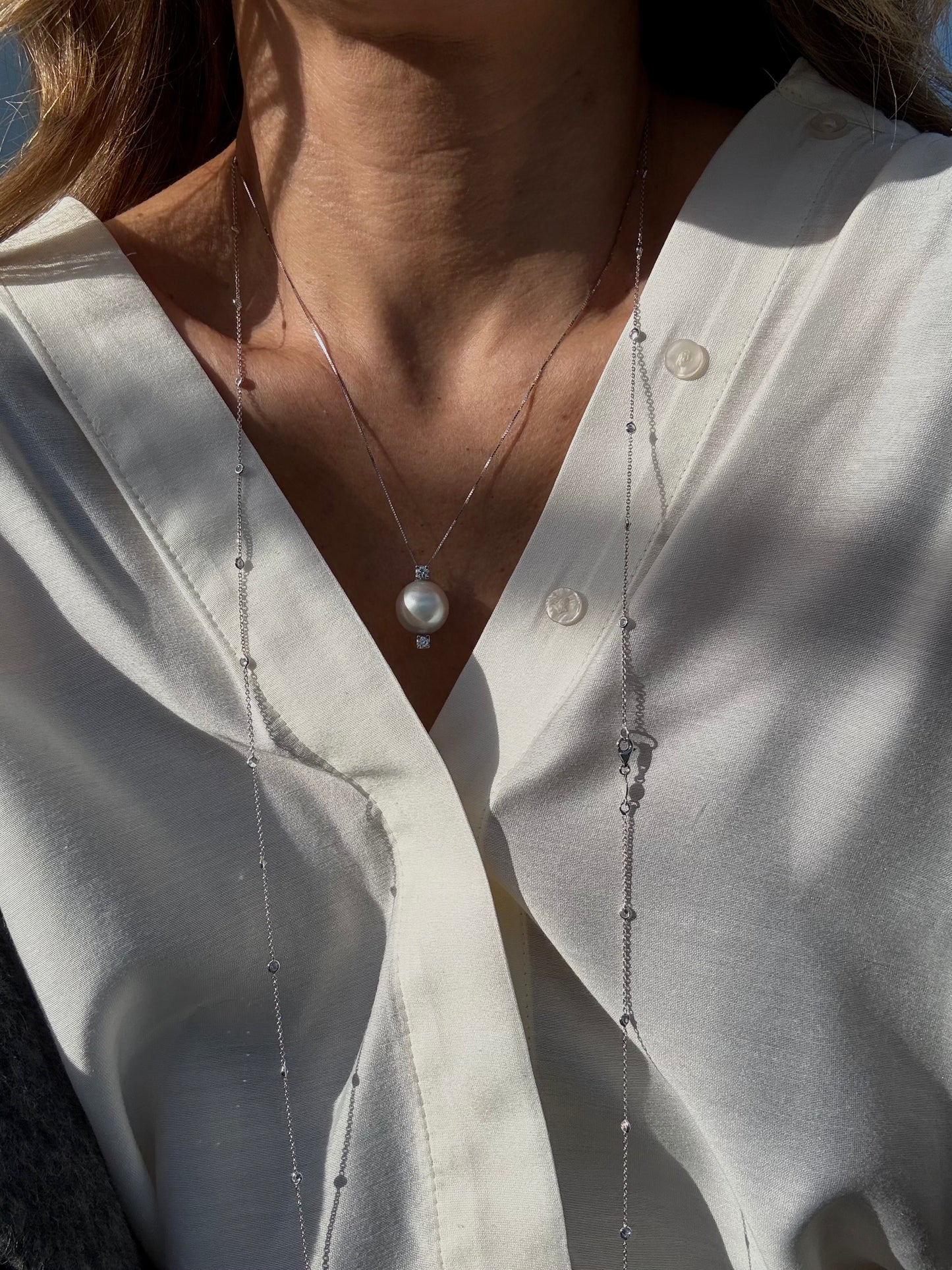 Золотая цепочка с австралийской морской жемчужиной и двумя бриллиантами.