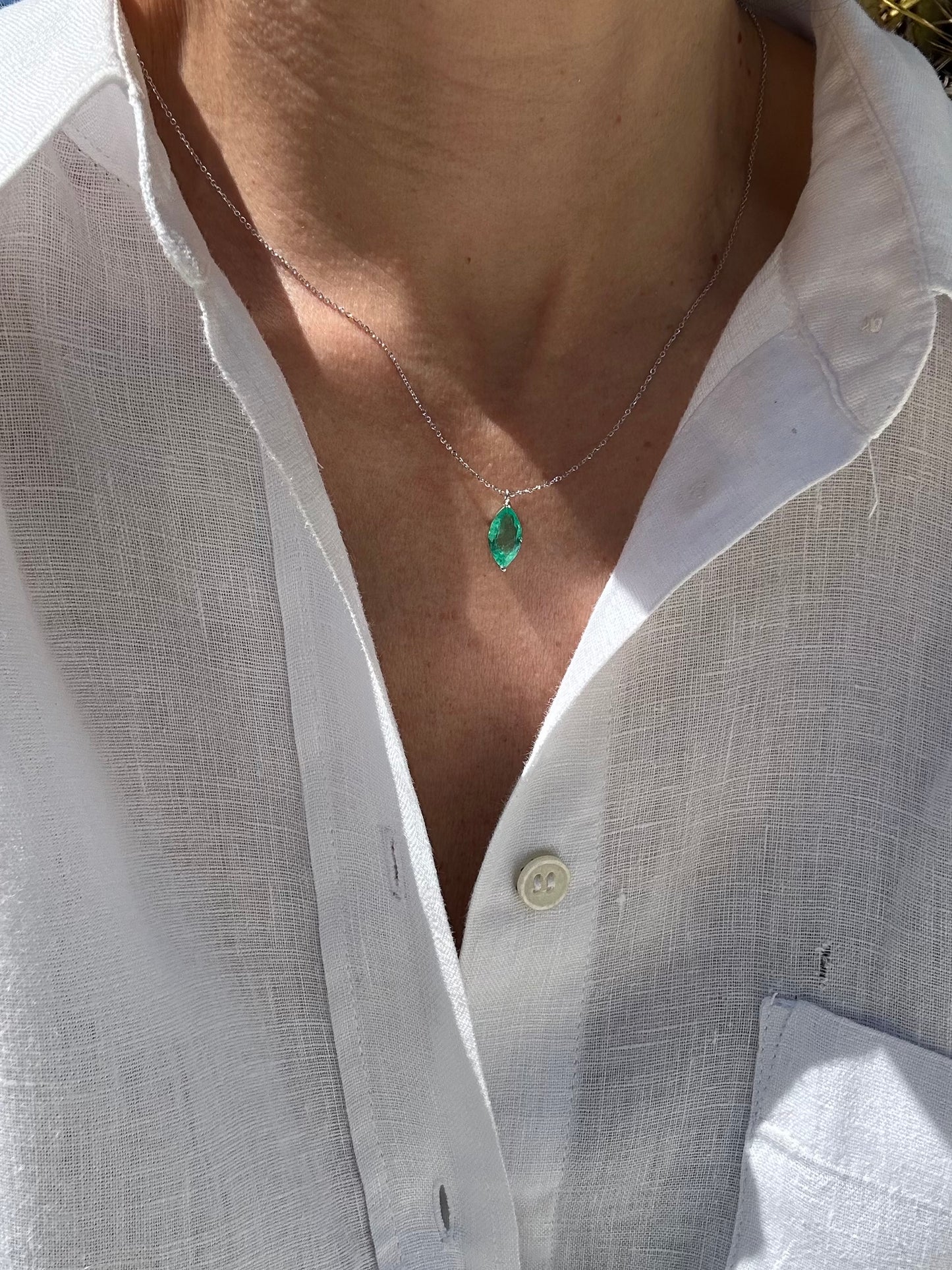 Catenina con smeraldo marquise