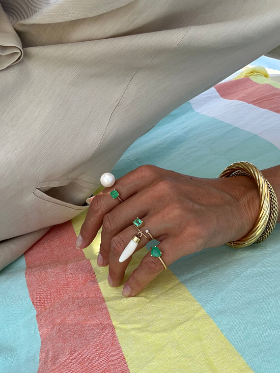 Anello con zannetta di corallo bianco