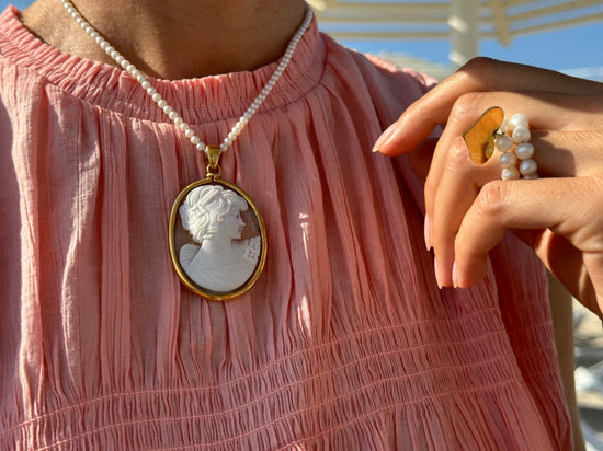 Cameo su collana di perline