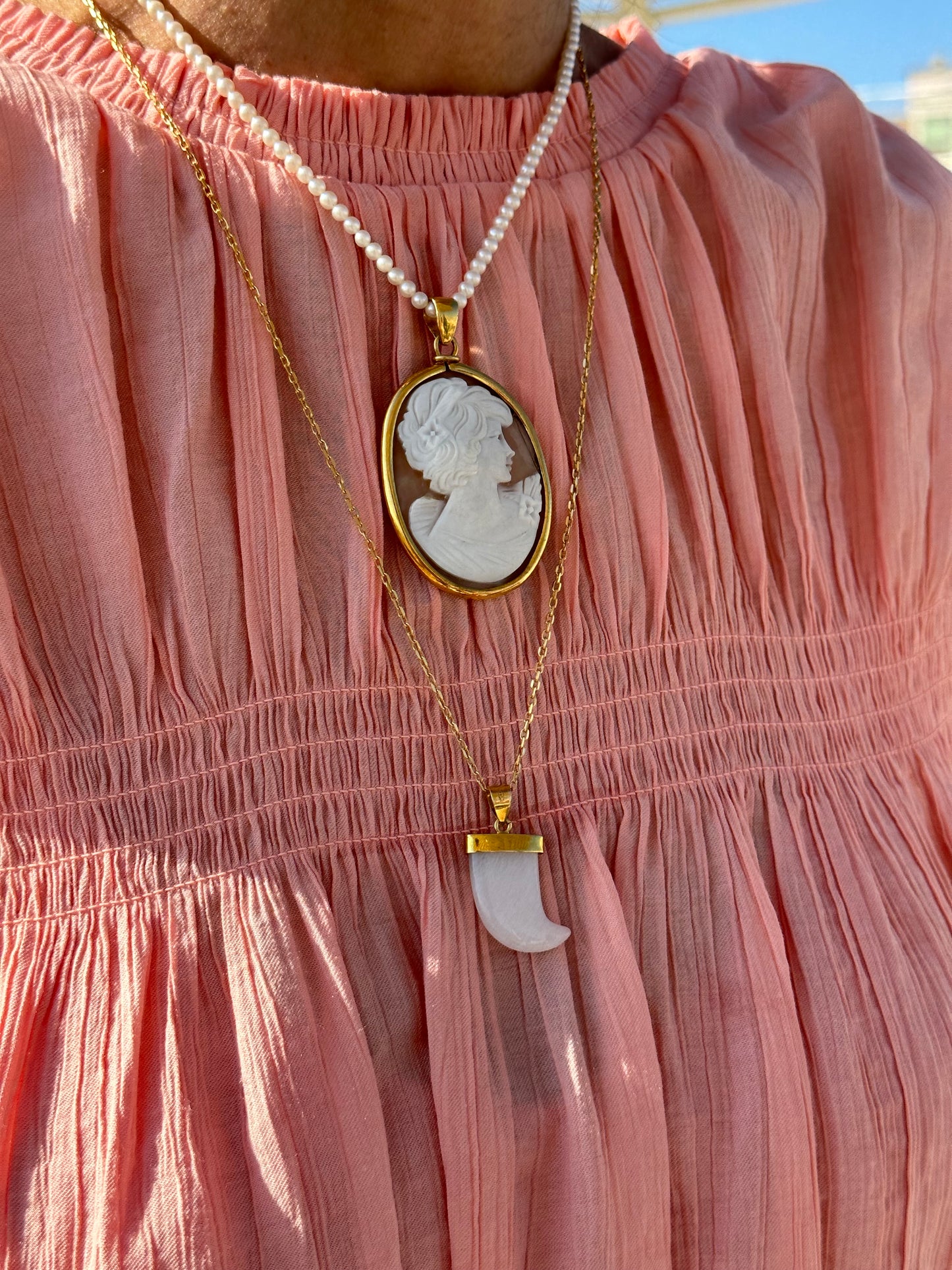 Cameo su collana di perline