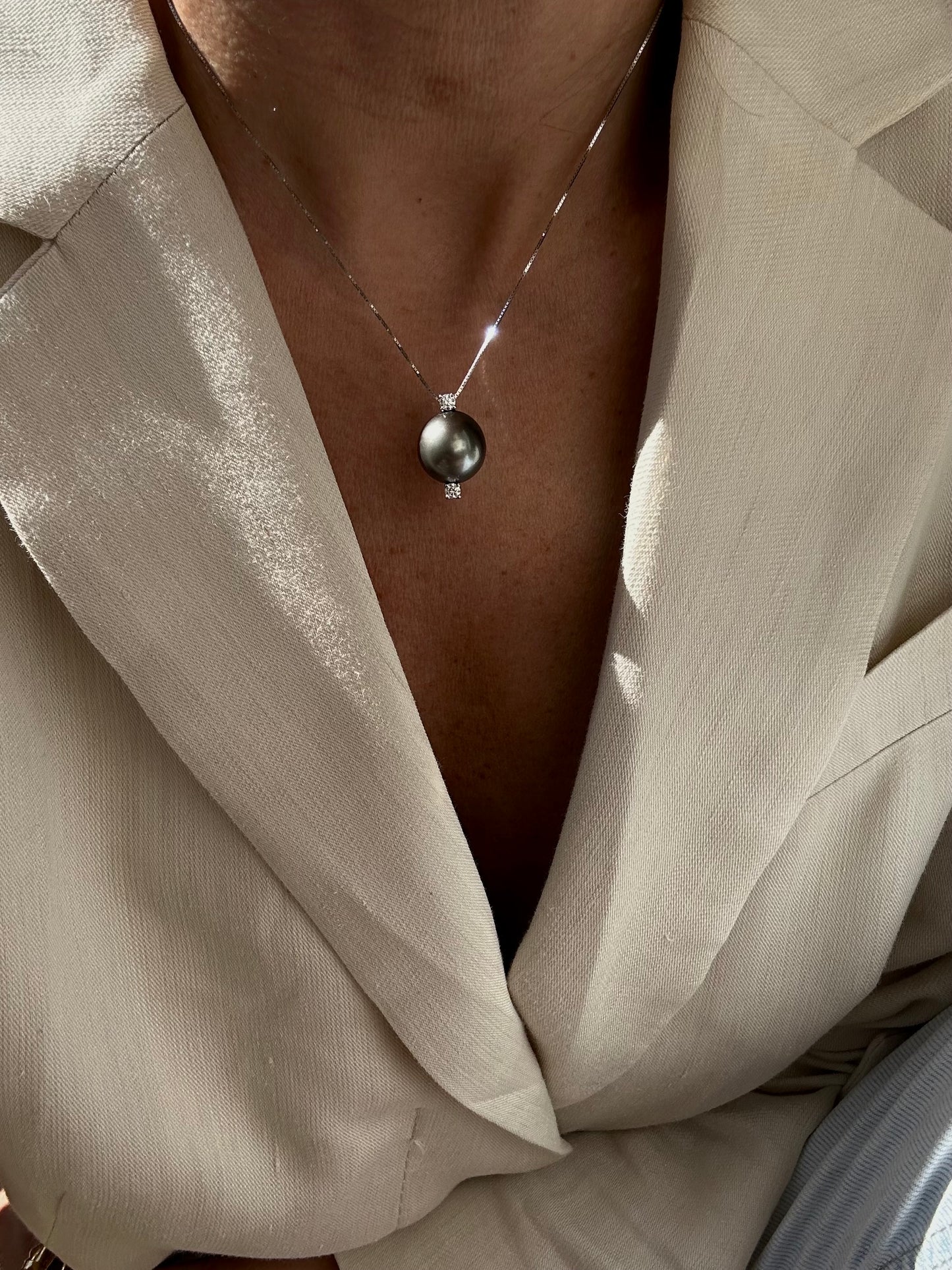 Catenina in oro con perla di mare e due diamanti