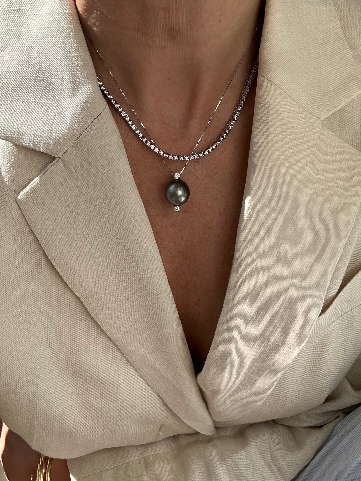 Catenina in oro con perla di mare e due diamanti