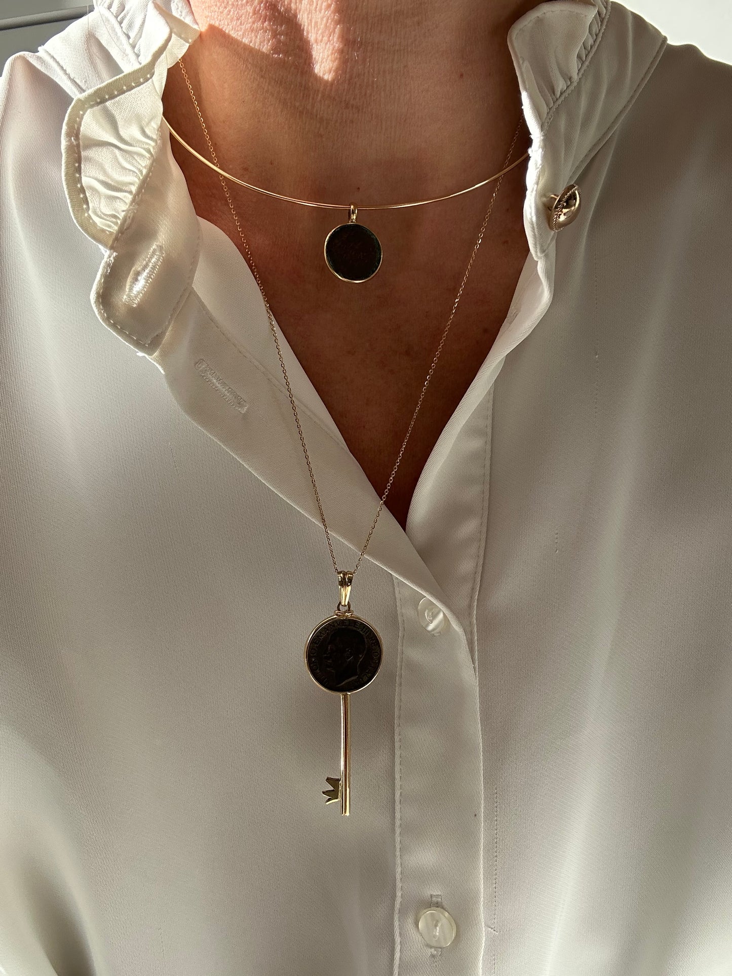 Жесткое золотое ожерелье