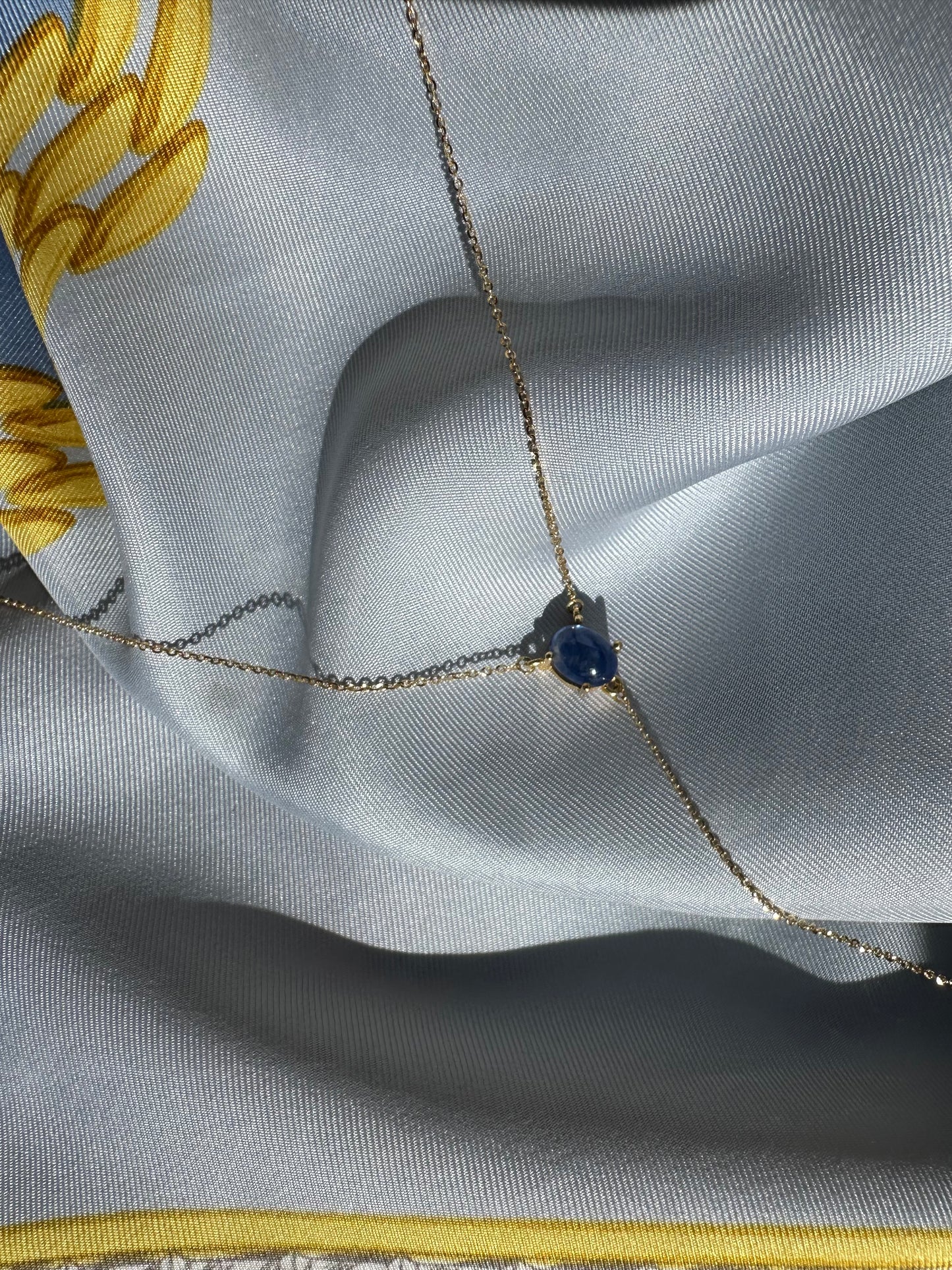 Sautoir in oro con zaffiro