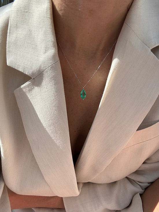 Catenina con smeraldo marquise