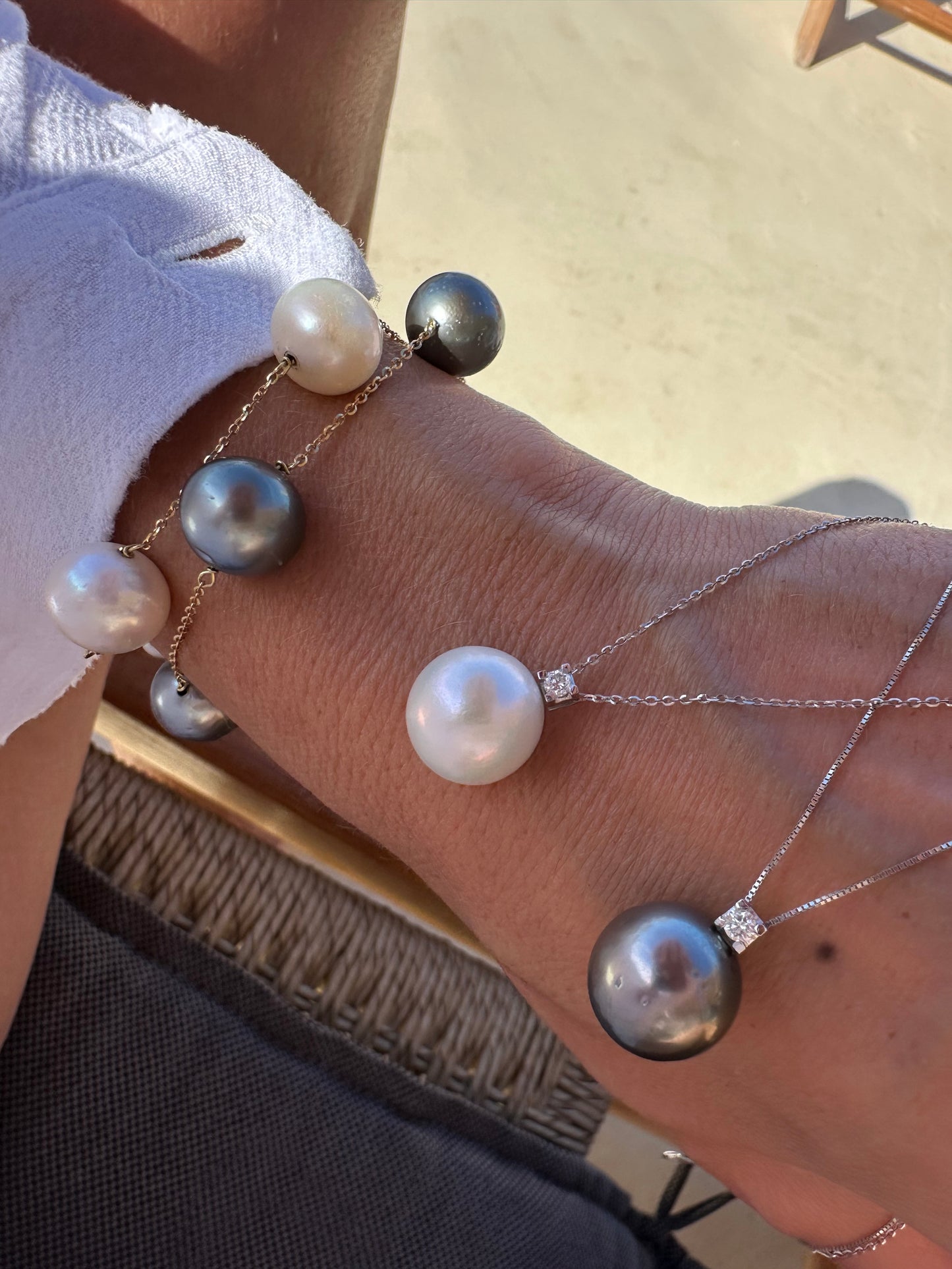 Gold chain with sea pearl and diamond