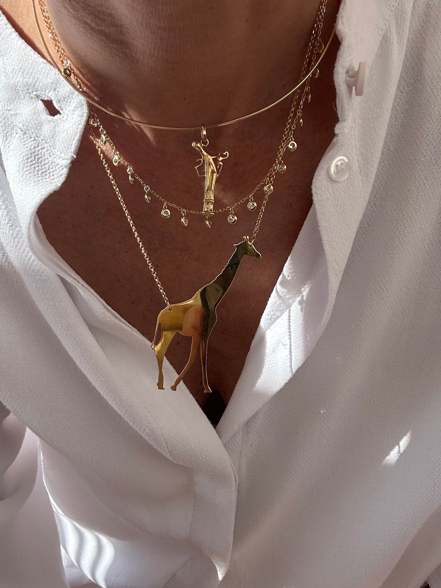 Жесткое золотое ожерелье