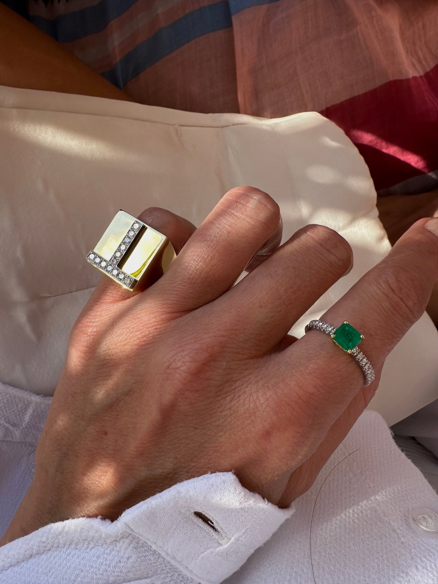 Fedina di brillanti con smeraldo quadrato