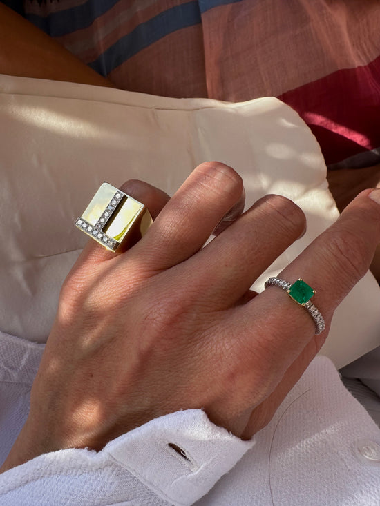 Fedina di brillanti con smeraldo quadrato