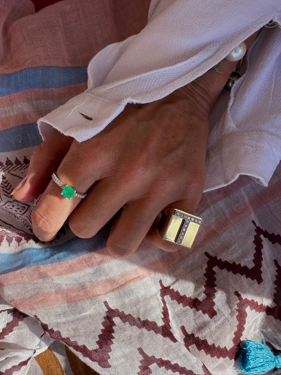 Fedina di brillanti con smeraldo quadrato