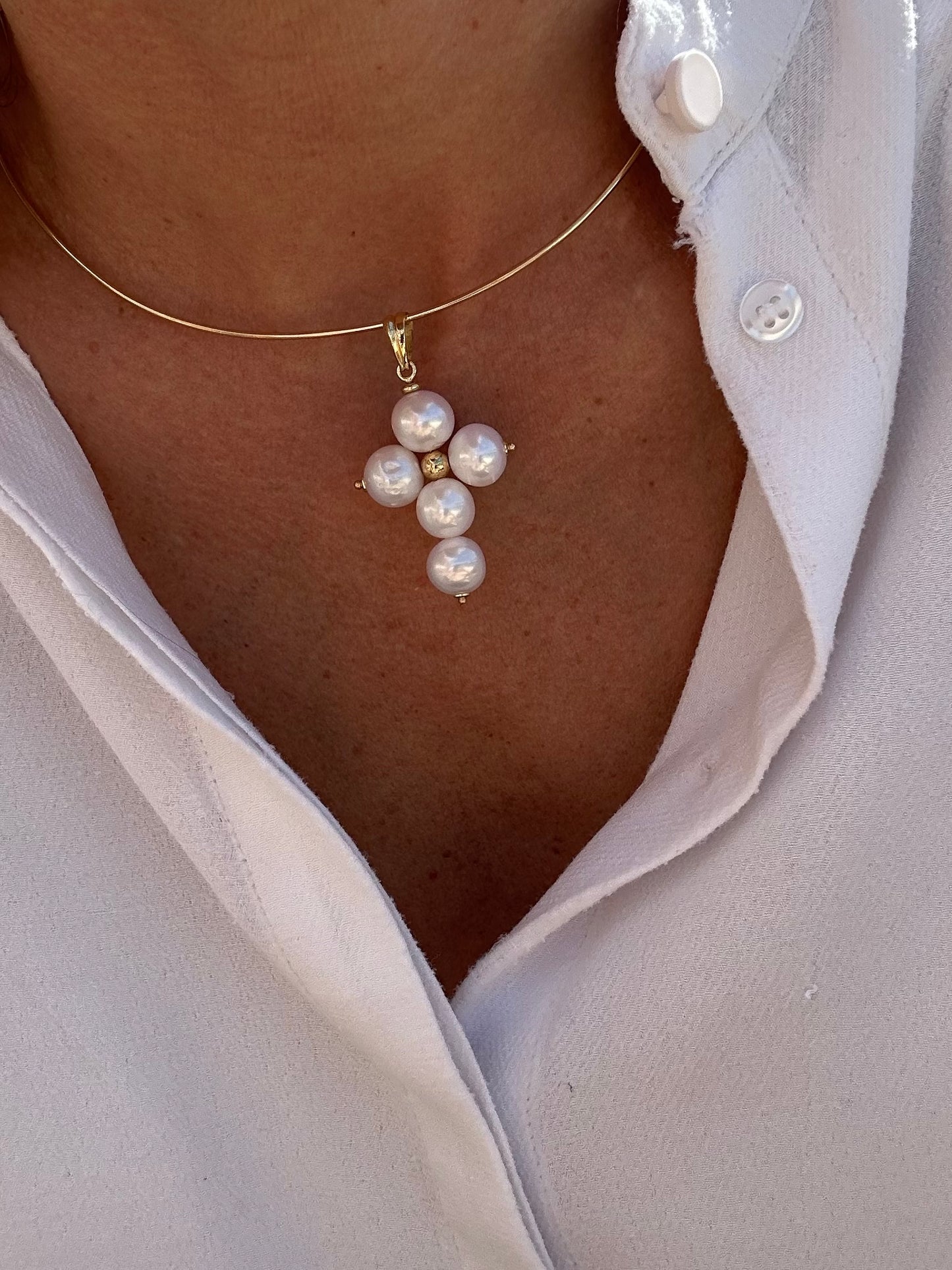 Жесткое золотое ожерелье