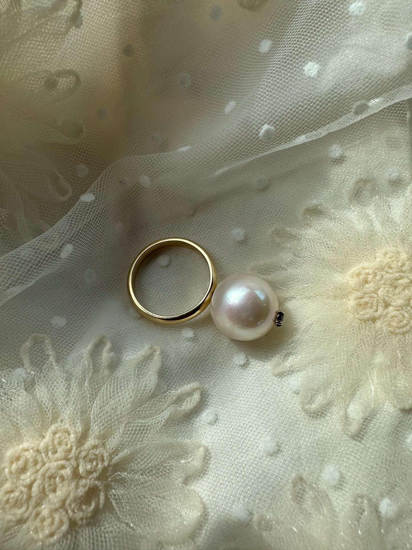 Anello con perla bianca e brillante