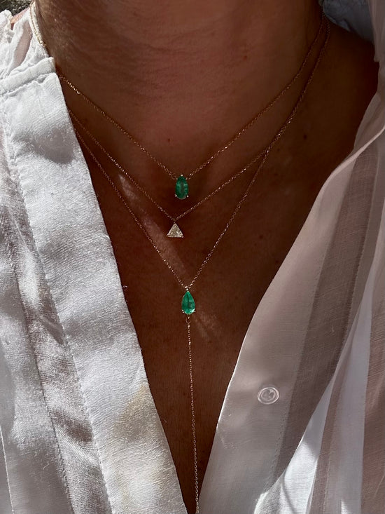 Catenina in oro con goccia di smeraldo 0.75