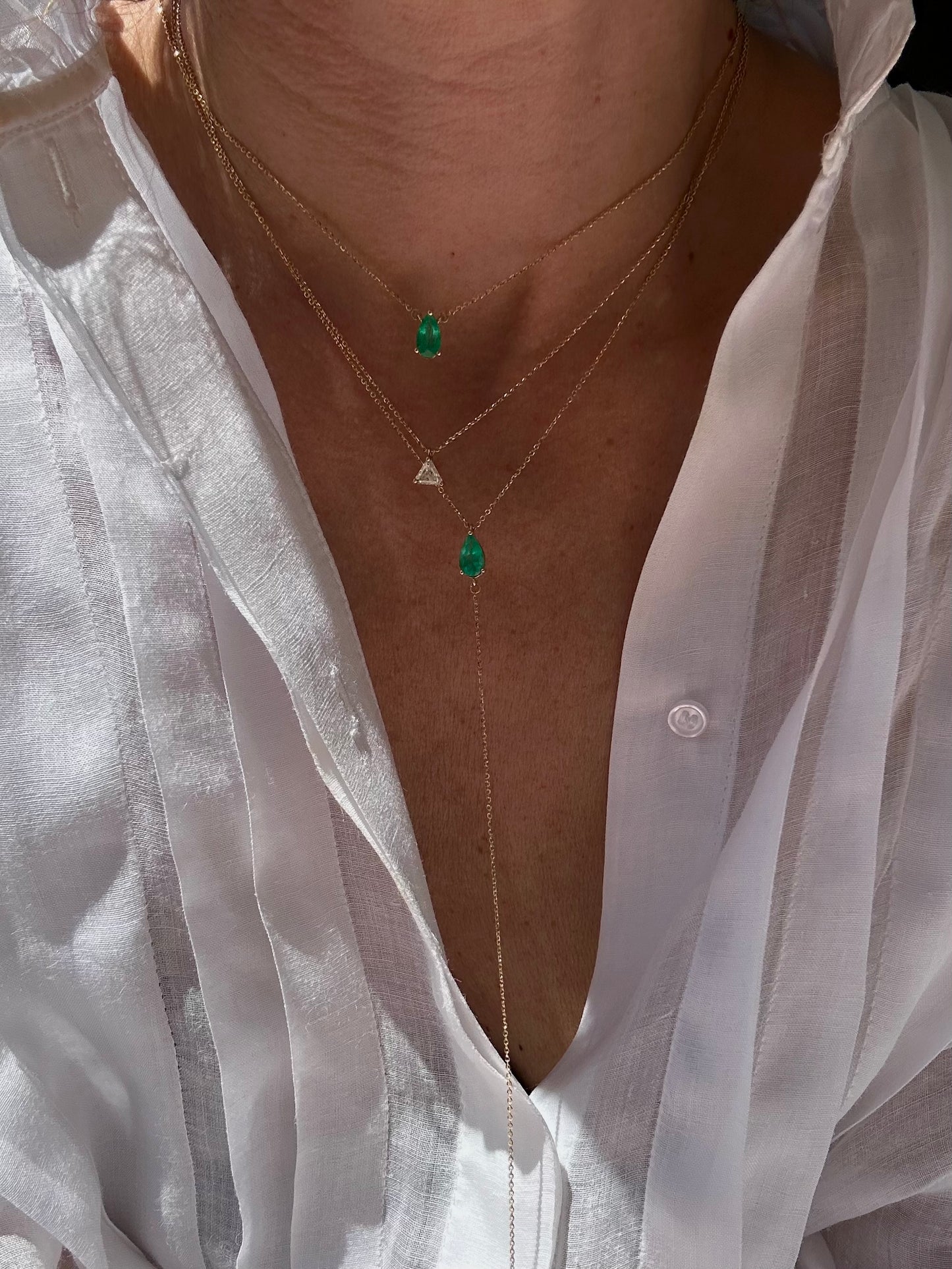 Catenina in oro con goccia di smeraldo 0.75